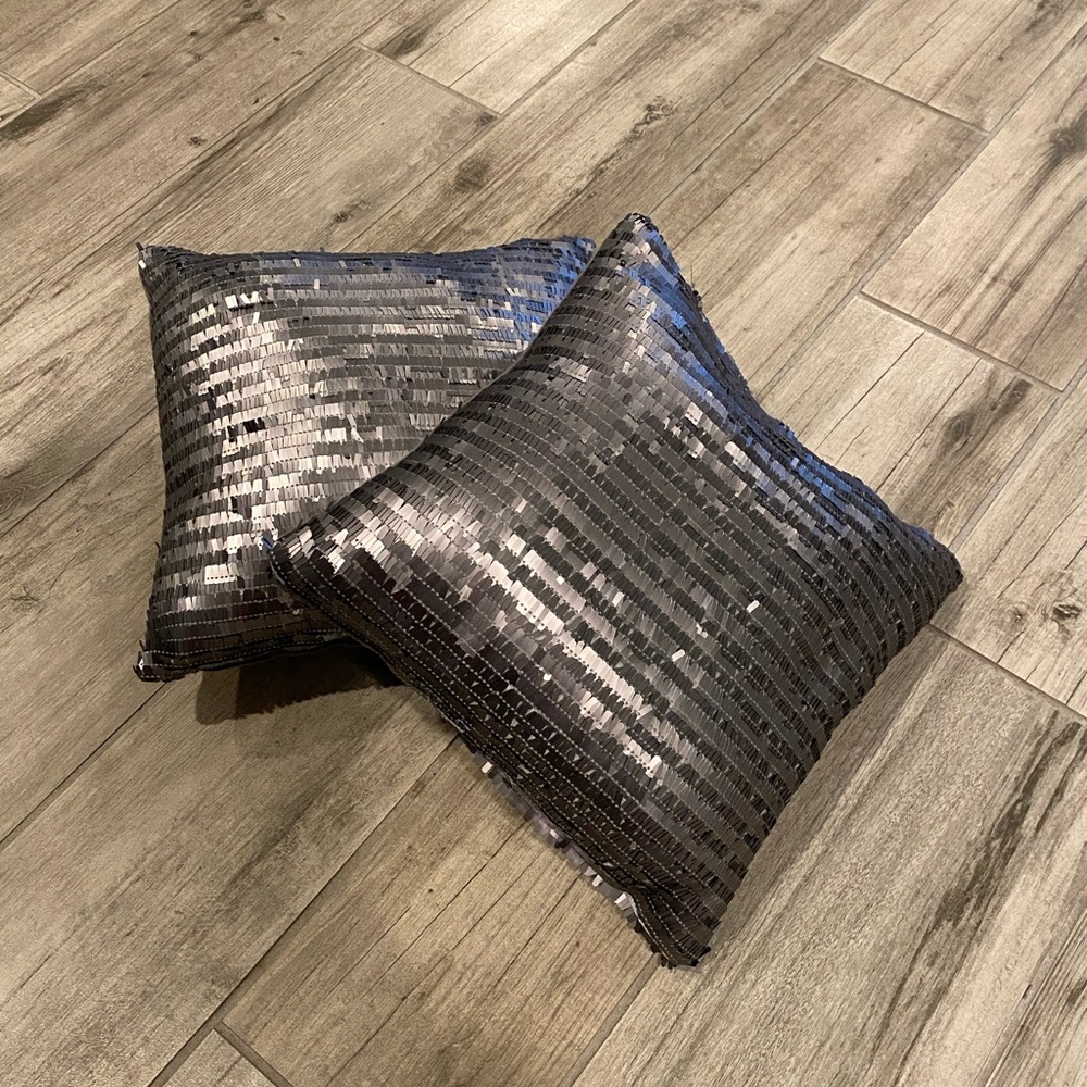 Set of accent pillows